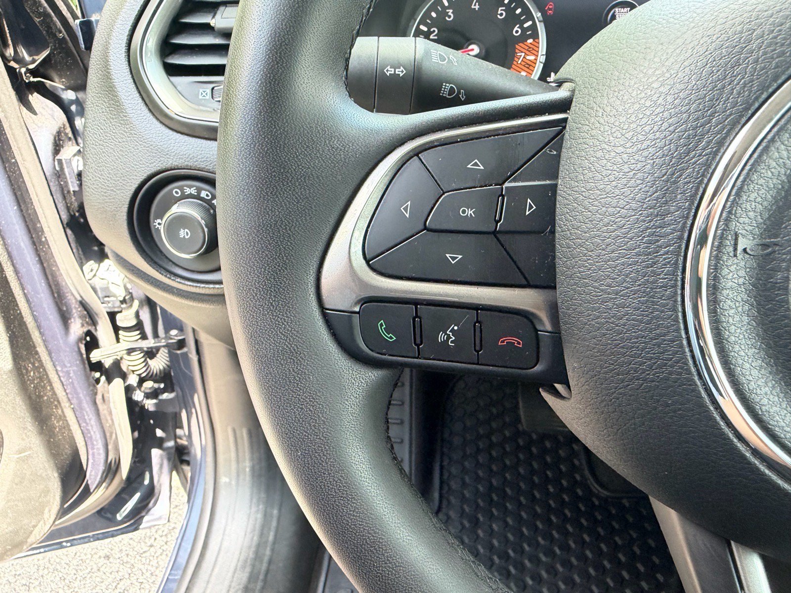 Used 2022 Jeep Renegade Latitude AWD/4WD image 32
