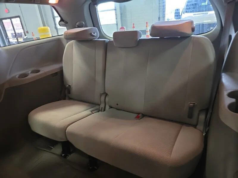 Used 2012 Toyota Sienna image 16