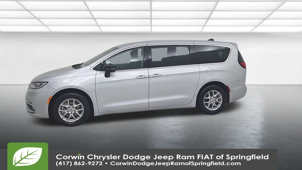 Certified 2024 Chrysler Pacifica Touring-L image 8