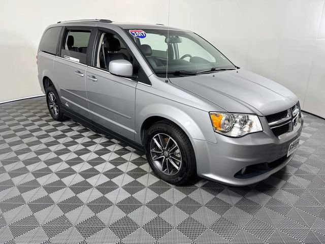 Used 2017 Dodge Grand Caravan SXT FWD image 1
