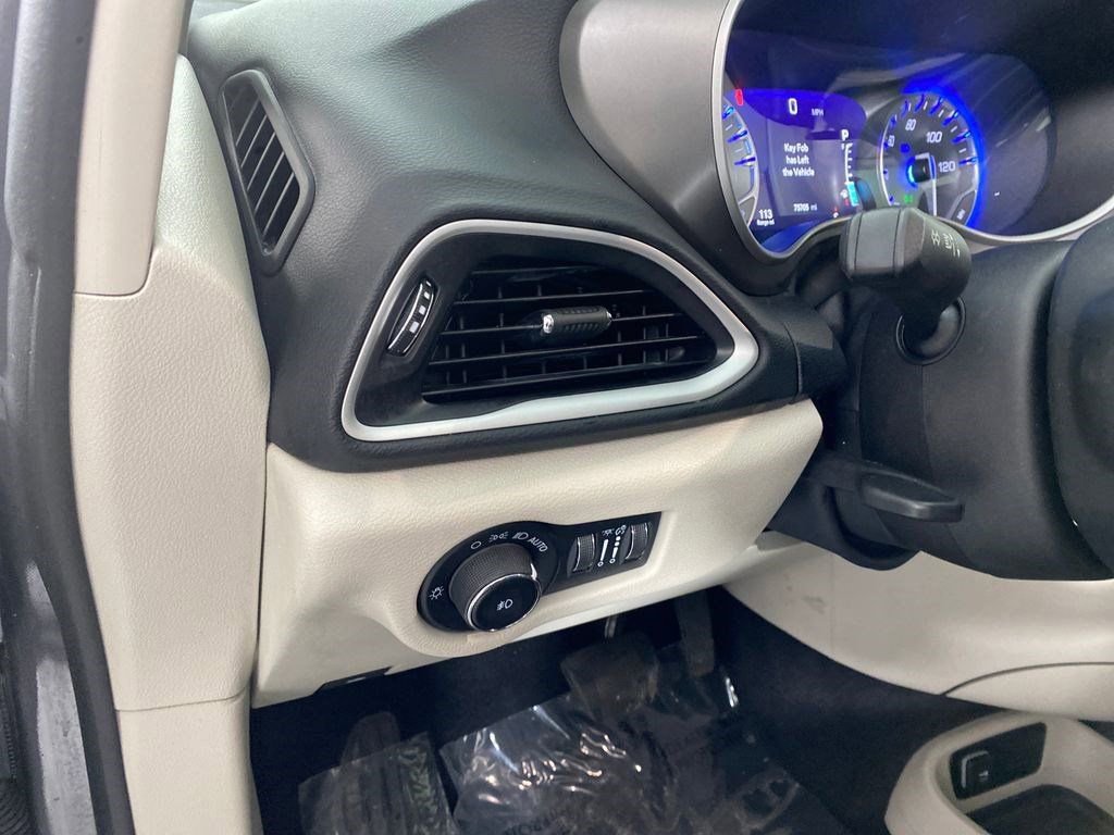 Used 2023 Chrysler Pacifica Touring-L image 12