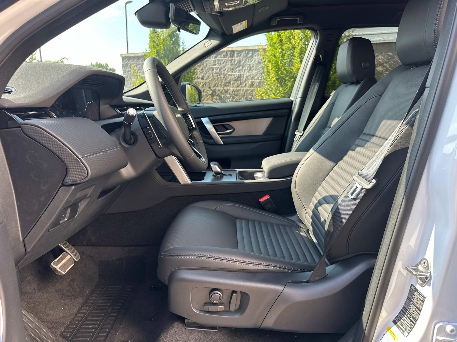 New 2025 Land Rover Discovery Sport Dynamic SE image 12