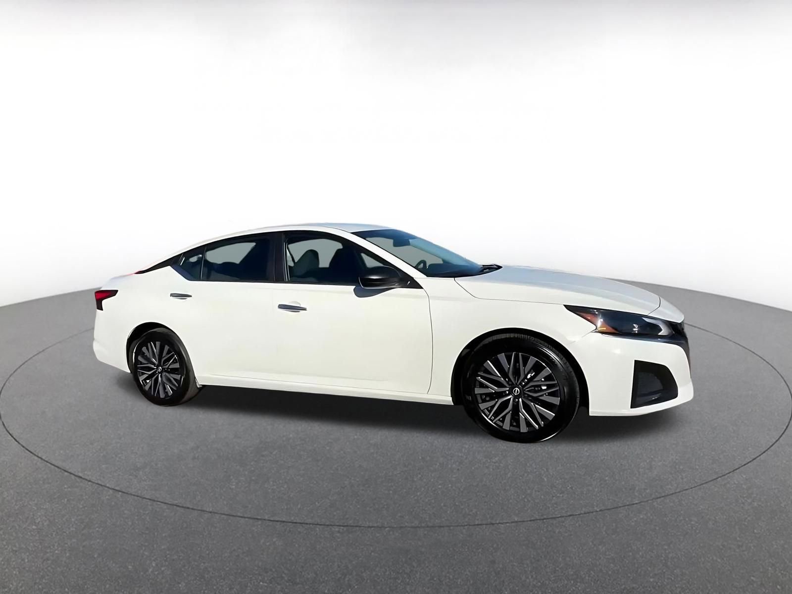 Used 2025 Nissan Altima 2.5 SV image 2