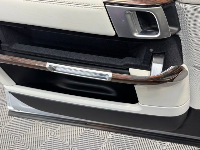 Used 2017 Land Rover Range Rover HSE image 12