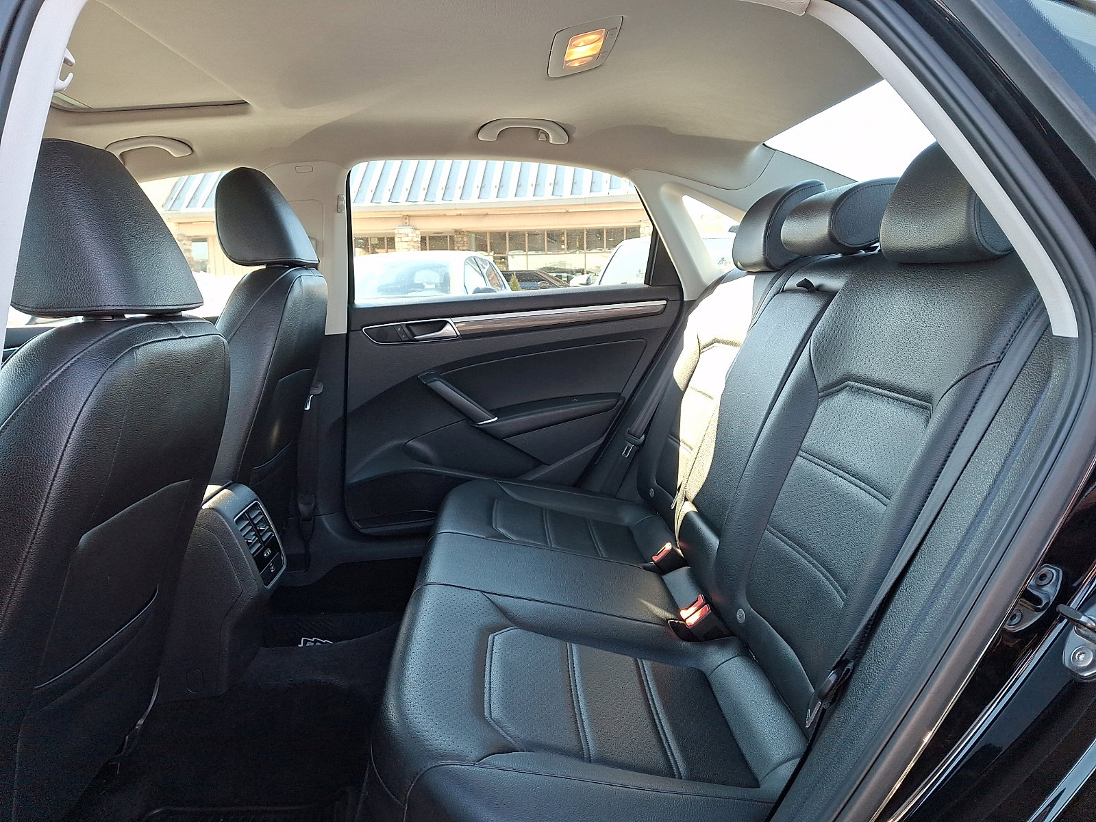 Used 2016 Volkswagen Passat 1.8T SE w/ Lighting Package (P06) image 10