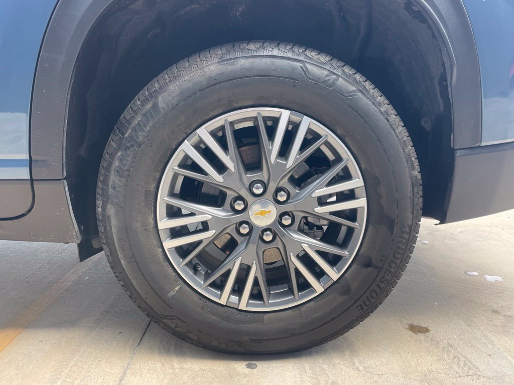 Used 2025 Chevrolet Traverse LT w/ LPO, Floor Liner Package FWD image 17