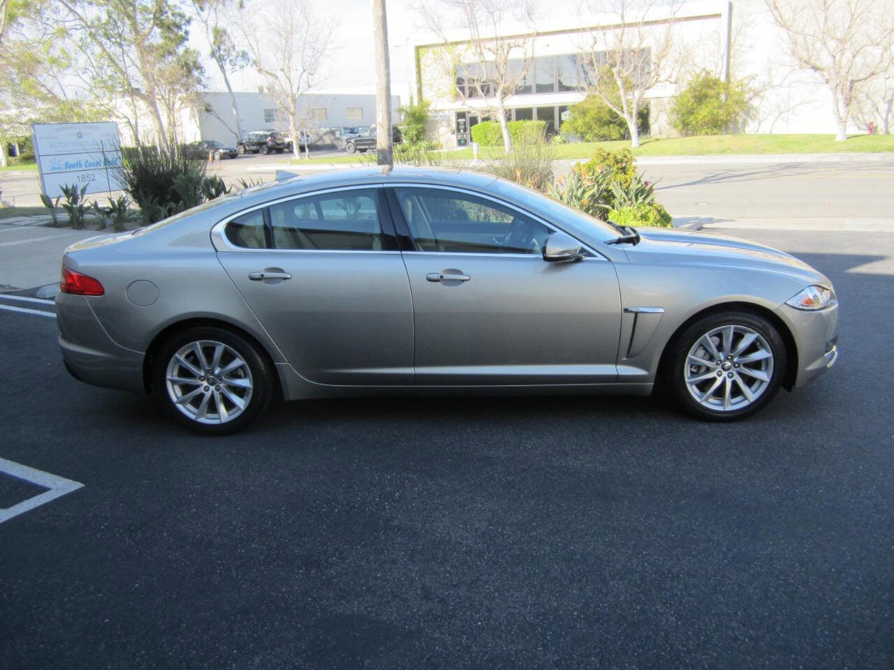 Used 2013 Jaguar XF image 2