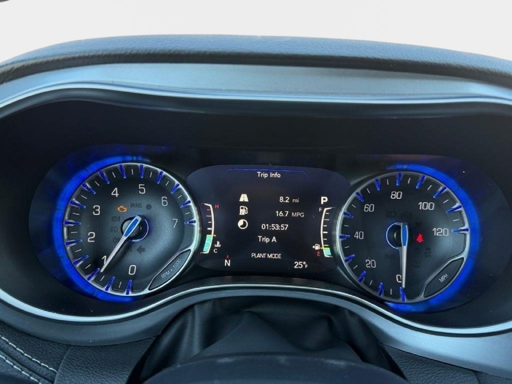New 2026 Chrysler Pacifica Limited w/ Uconnect Theater Family Group FWD image 19