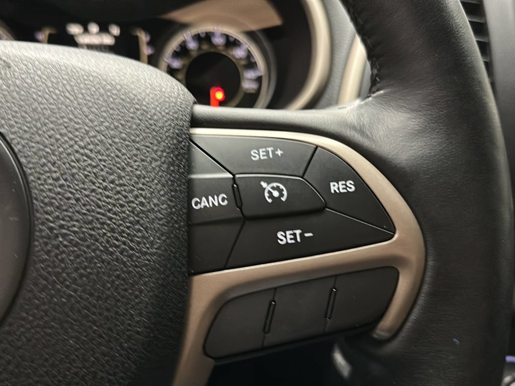 Used 2016 Jeep Cherokee Latitude w/ Cold Weather Group AWD/4WD image 22