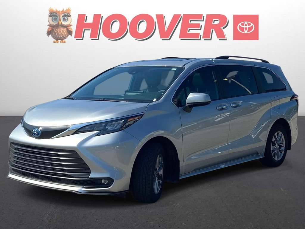 Used 2025 Toyota Sienna XLE w/ XLE Plus Package FWD image 3