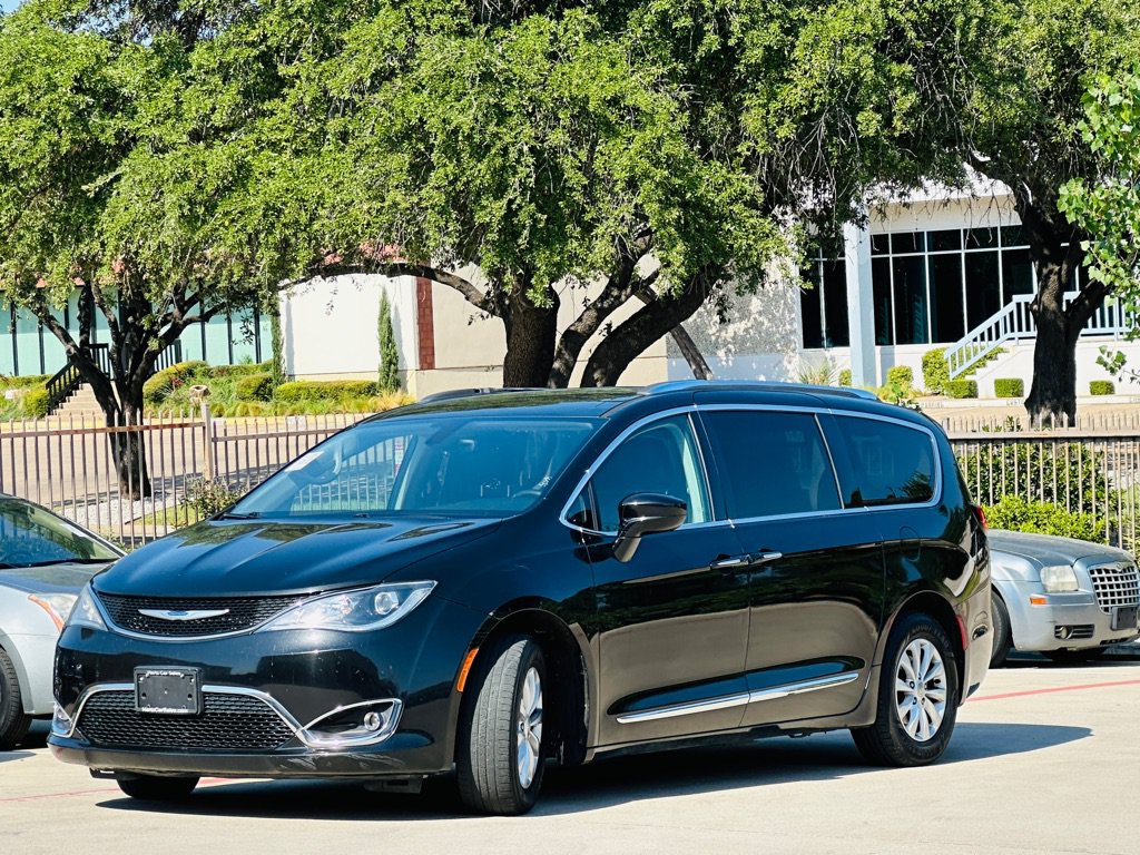 Used 2019 Chrysler Pacifica Touring-L FWD image 4