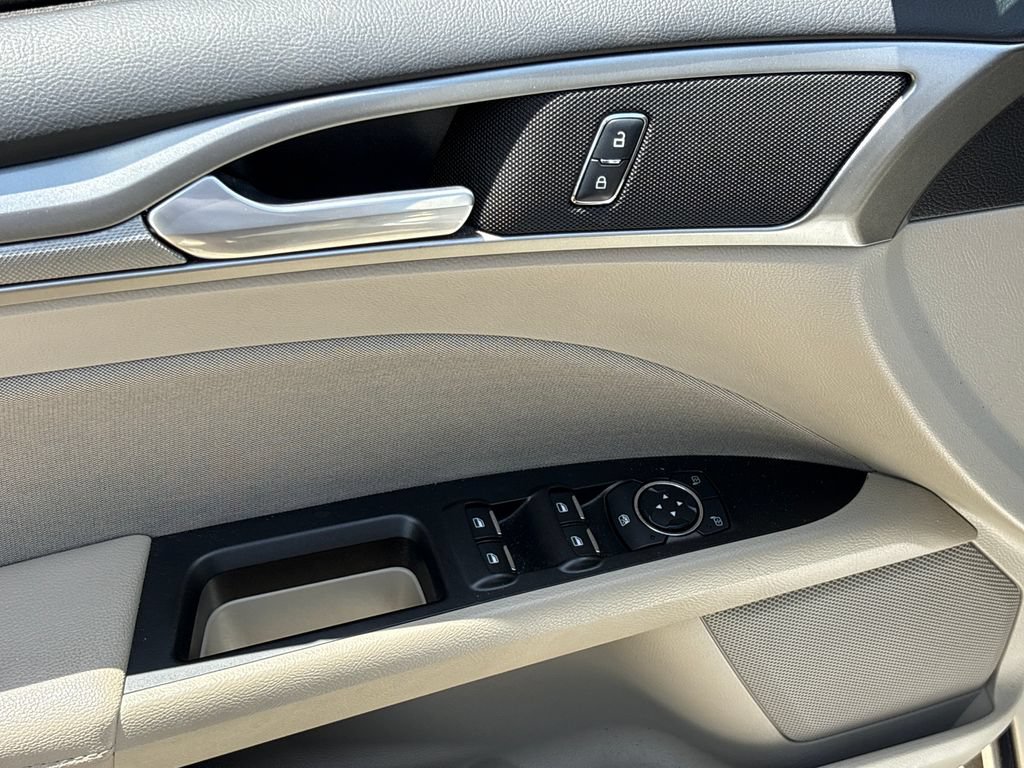 Used 2017 Ford Fusion SE w/ Fusion SE Technology Package FWD image 16