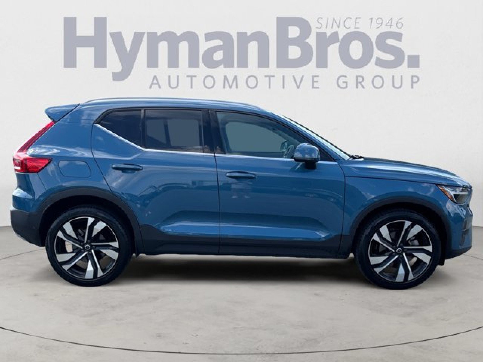 Used 2023 Volvo XC40 B5 Plus w/ Driver Assist Package AWD/4WD image 2