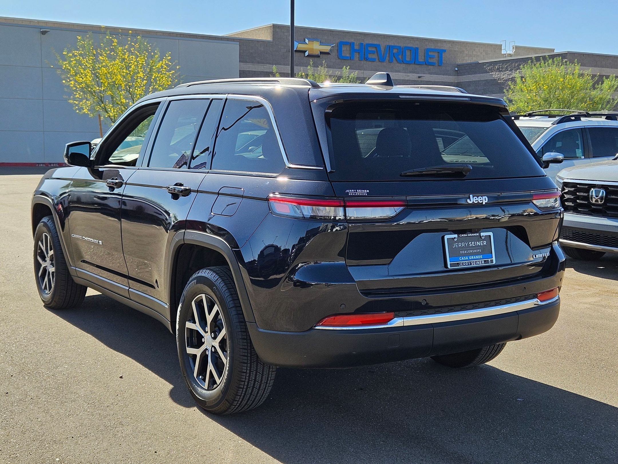 Used 2024 Jeep Grand Cherokee Limited RWD image 3
