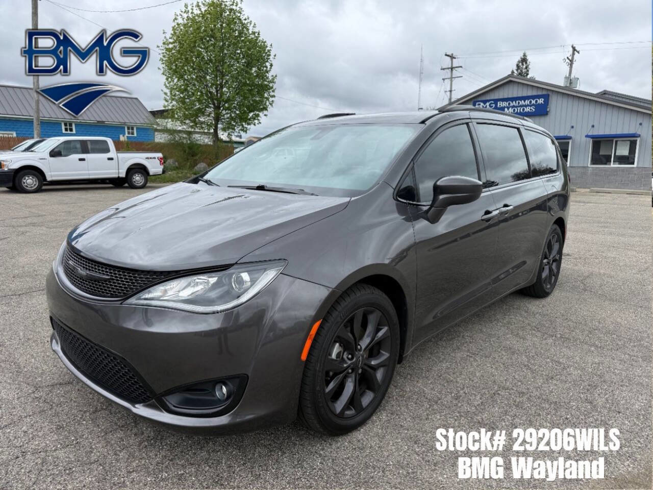 Used 2018 Chrysler Pacifica Touring-L Plus FWD image 1