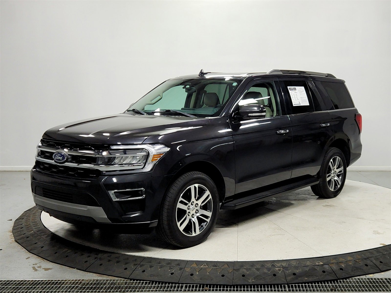 Used 2024 Ford Expedition Limited image 3