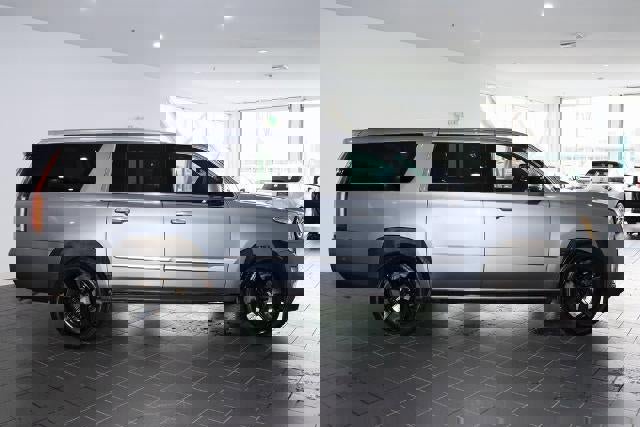 Used 2019 Cadillac Escalade ESV Premium Luxury image 6