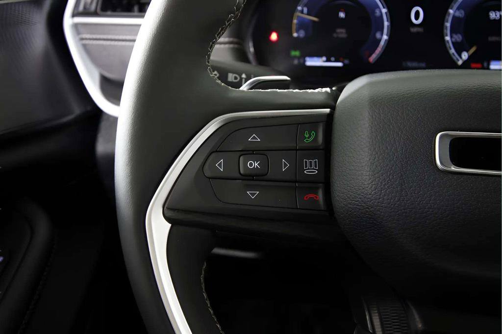 Used 2024 Jeep Grand Cherokee Altitude image 24