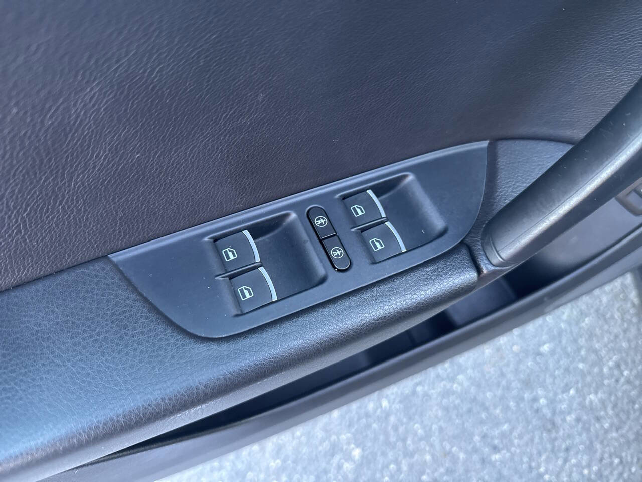 Used 2014 Volkswagen Touareg VR6 image 30