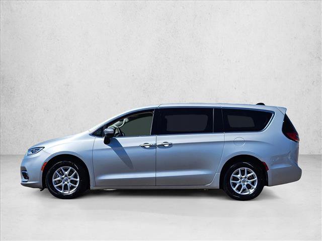 Used 2023 Chrysler Pacifica Touring-L image 10