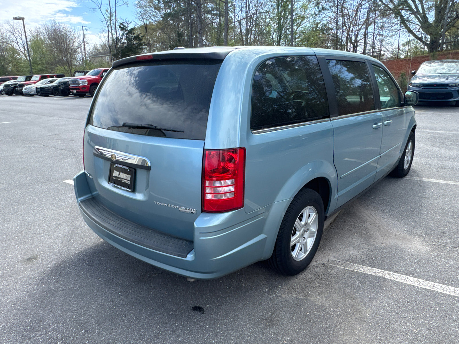 Used 2010 Chrysler Town & Country LX image 5