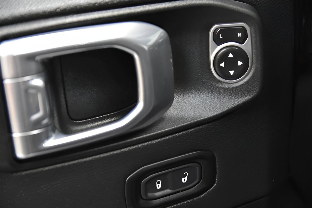 Used 2025 Jeep Wrangler Unlimited Sahara AWD/4WD image 17