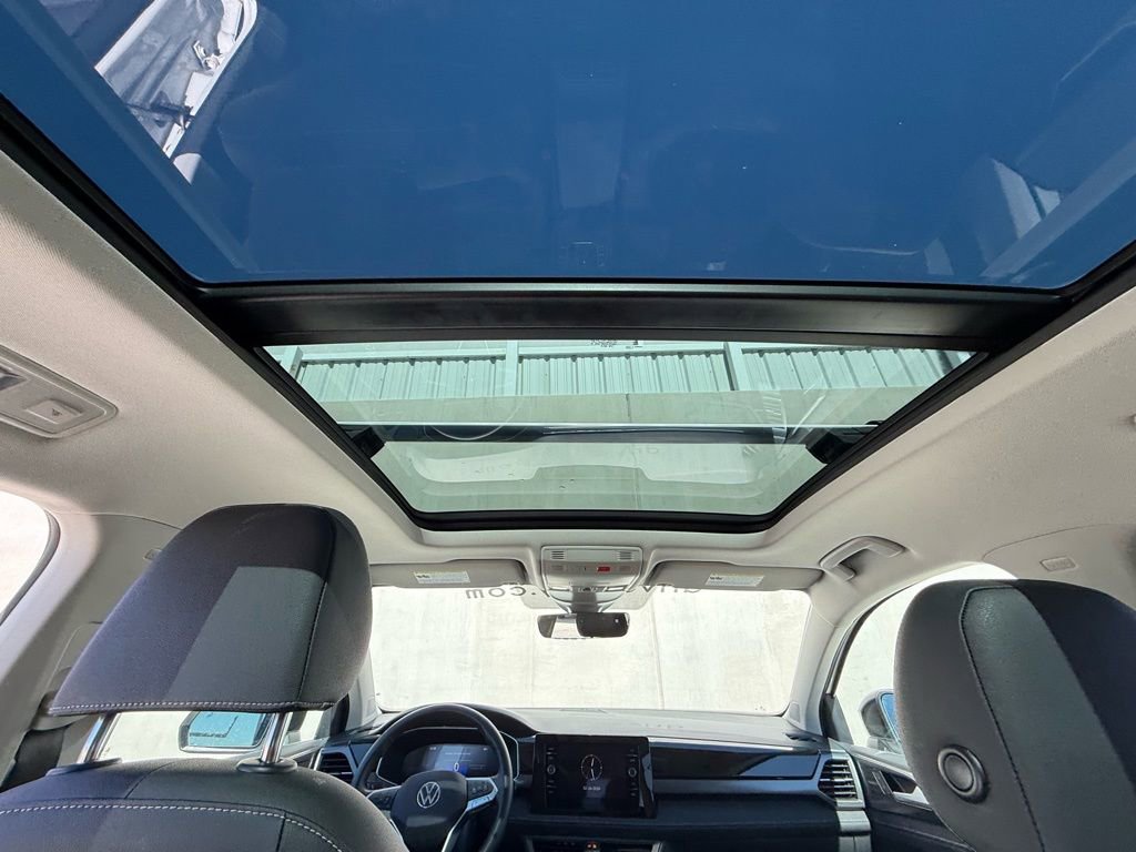 Certified 2025 Volkswagen Taos SE image 7