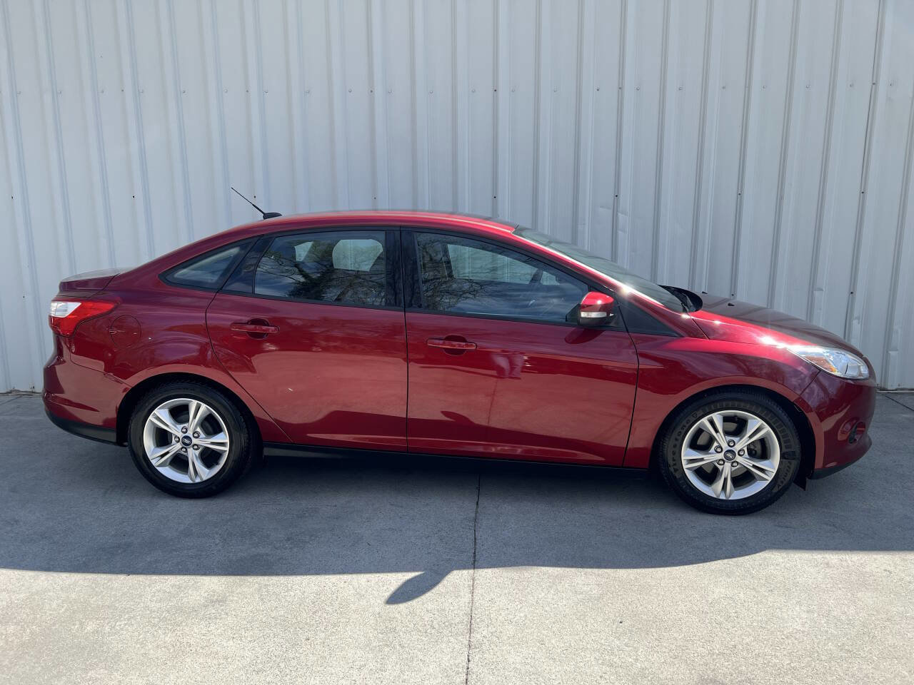 Used 2014 Ford Focus SE w/ SE Winter Package FWD image 2