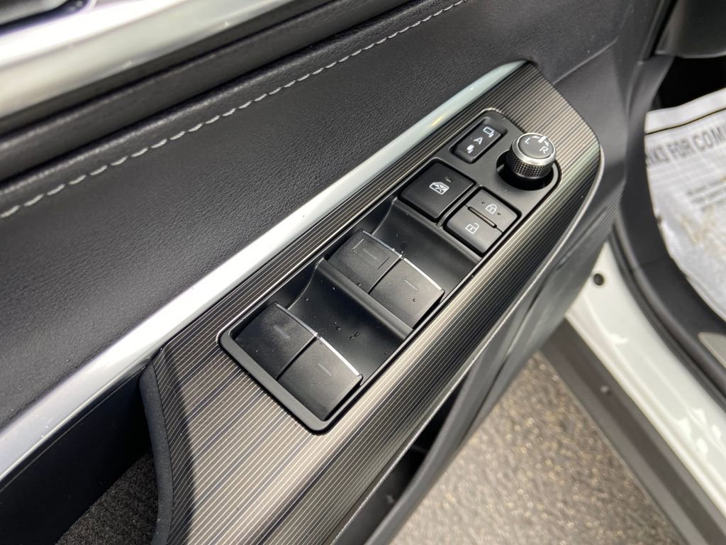 Used 2023 Toyota Venza Nightshade image 13