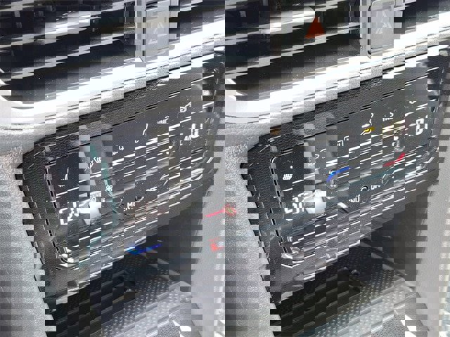 New 2025 Volkswagen Taos SE image 18