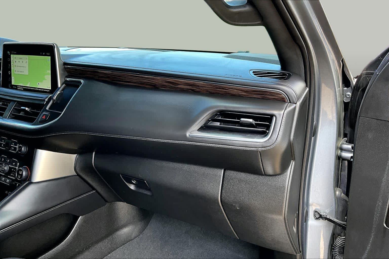 Used 2022 Chevrolet Suburban LT w/ Luxury Package RWD image 19