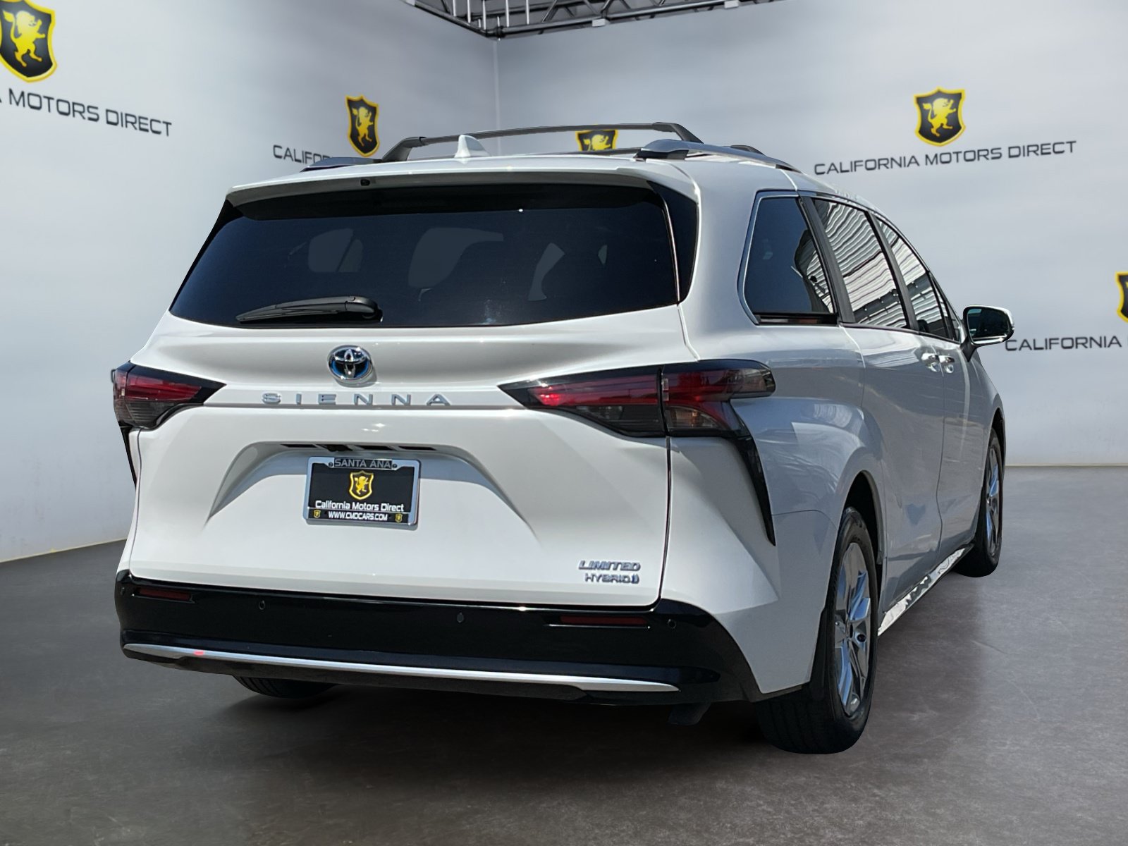 Used 2024 Toyota Sienna Limited FWD image 5