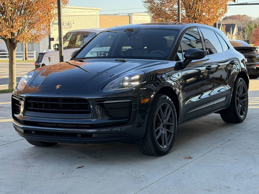 Used 2022 Porsche Macan w/ Premium Package image 11