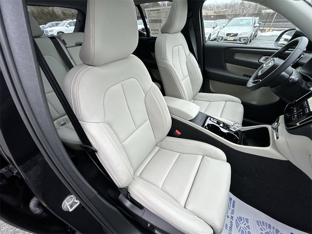 New 2025 Volvo XC40 B5 Ultra w/ Climate Package image 15