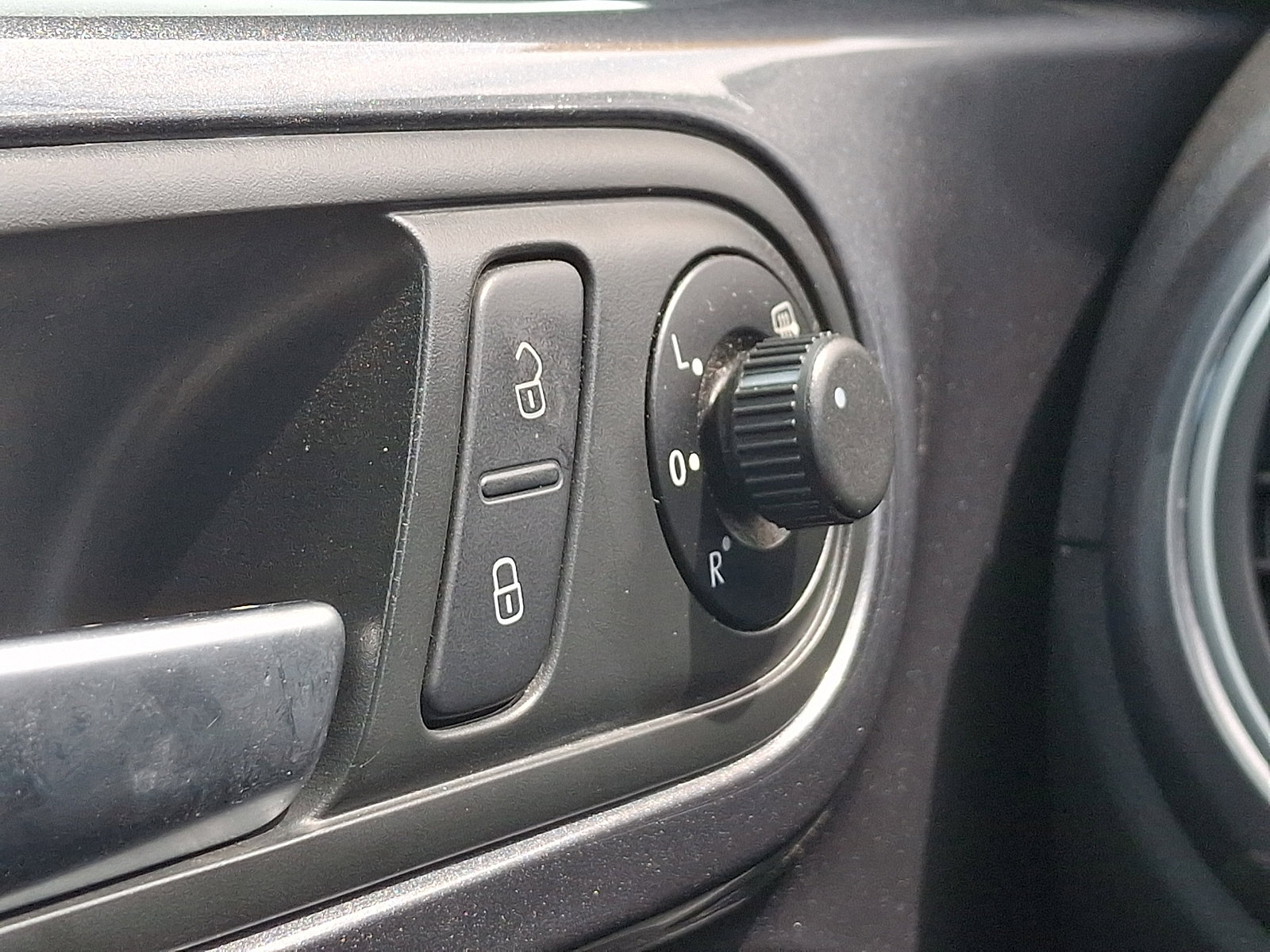 Used 2014 Volkswagen Beetle TDI FWD image 24