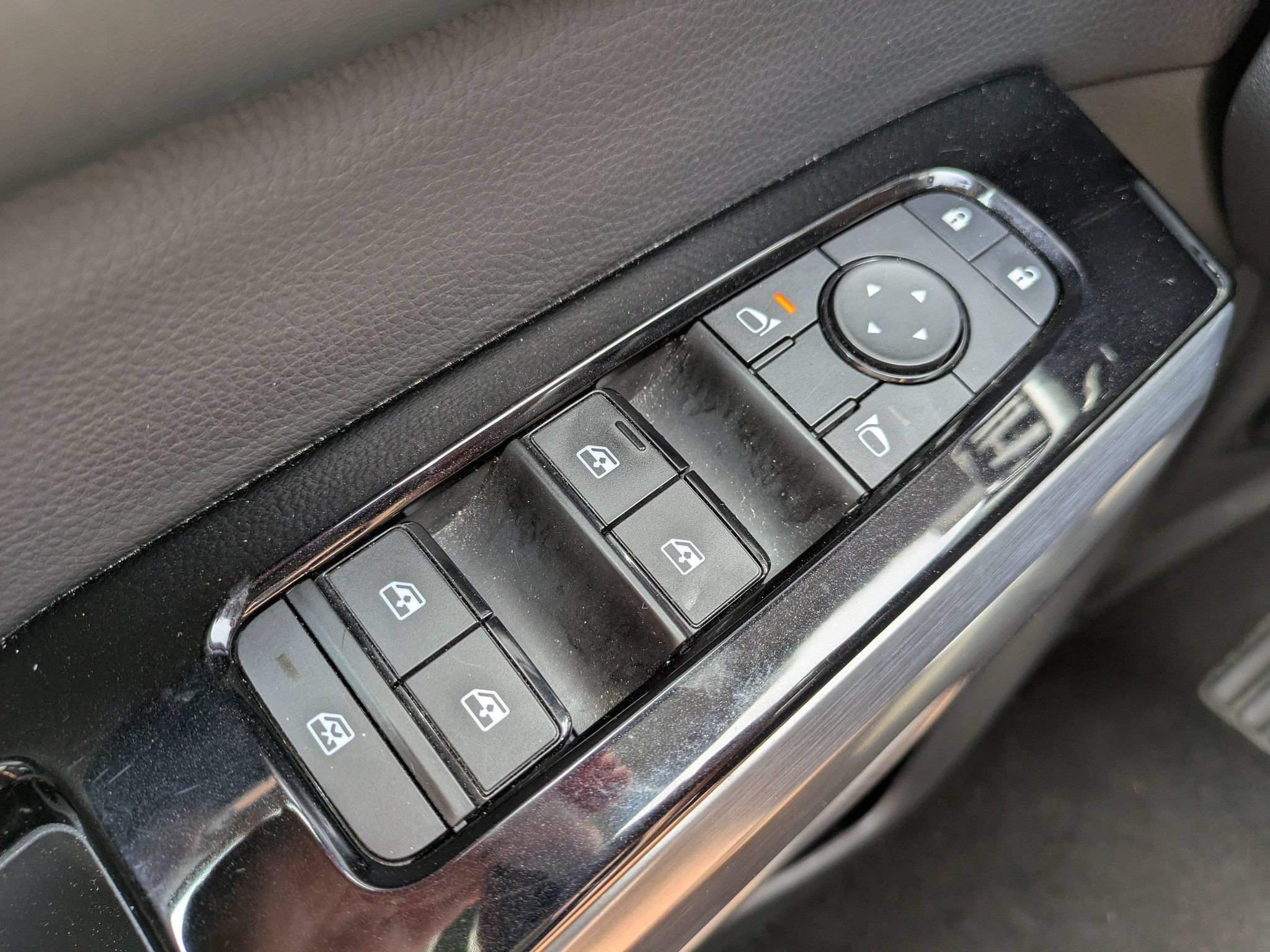 Certified 2025 Nissan Pathfinder SL AWD/4WD image 25