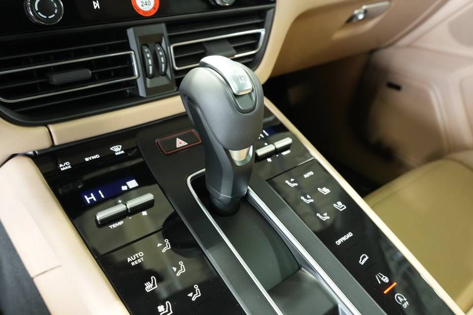 Certified 2026 Porsche Macan AWD/4WD image 24
