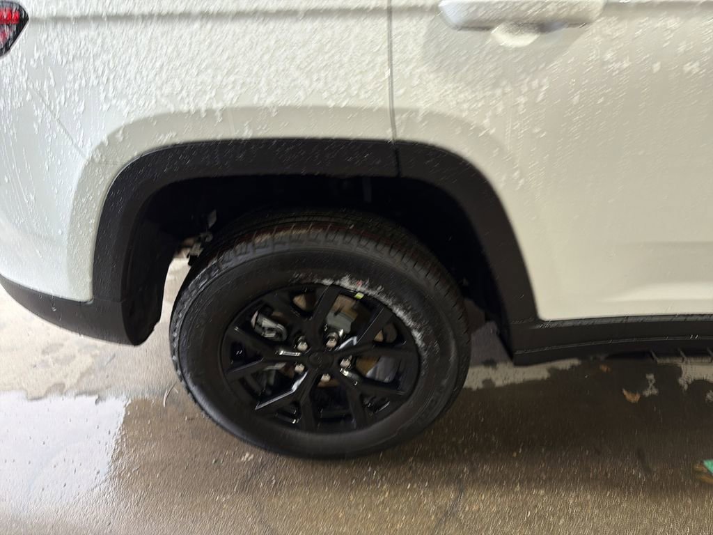 New 2026 Jeep Grand Cherokee Altitude image 4