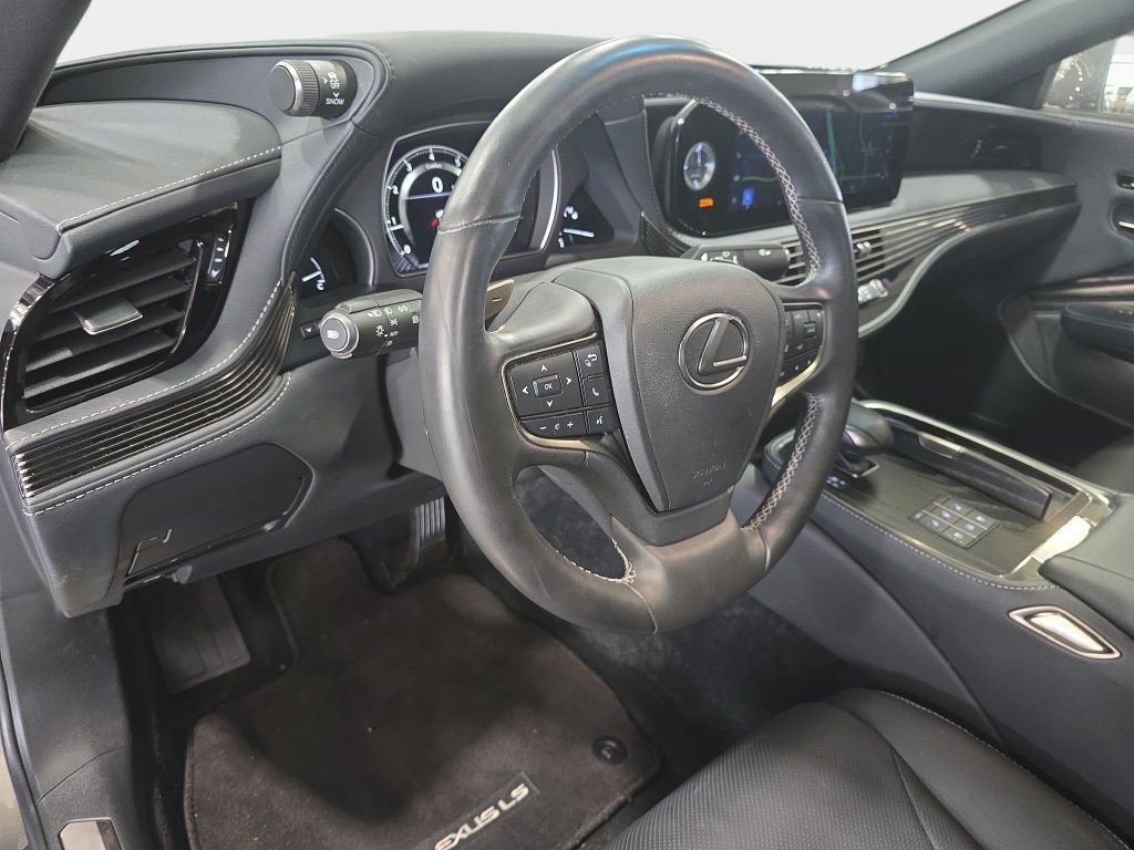 Used 2023 Lexus LS 500 w/ Accessory Package (Z2) RWD image 29