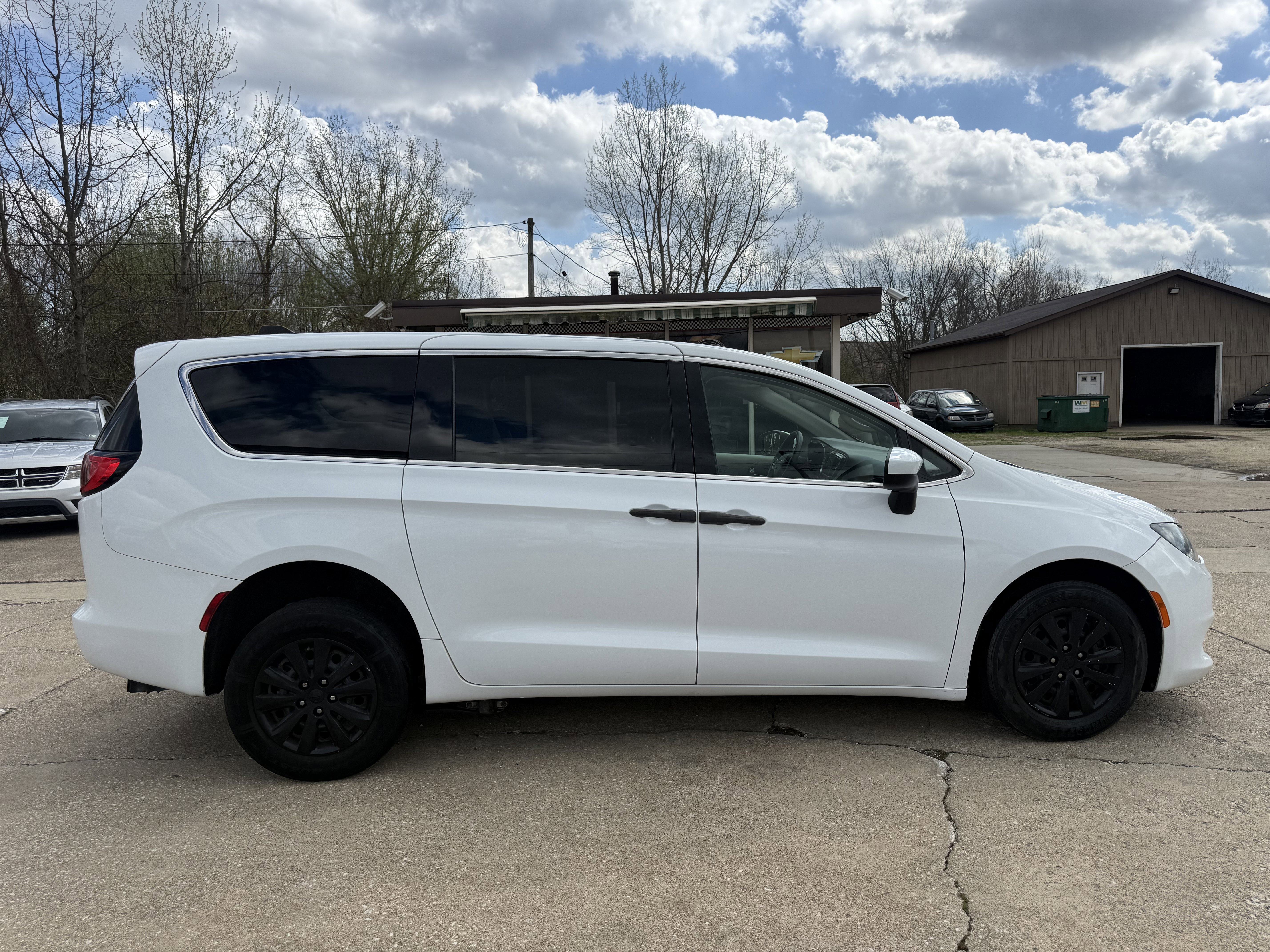 Used 2020 Chrysler Voyager L image 7
