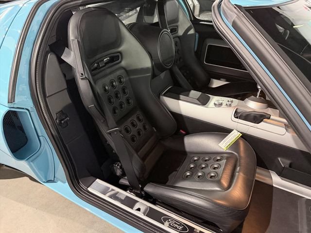 Used 2006 Ford GT RWD image 9