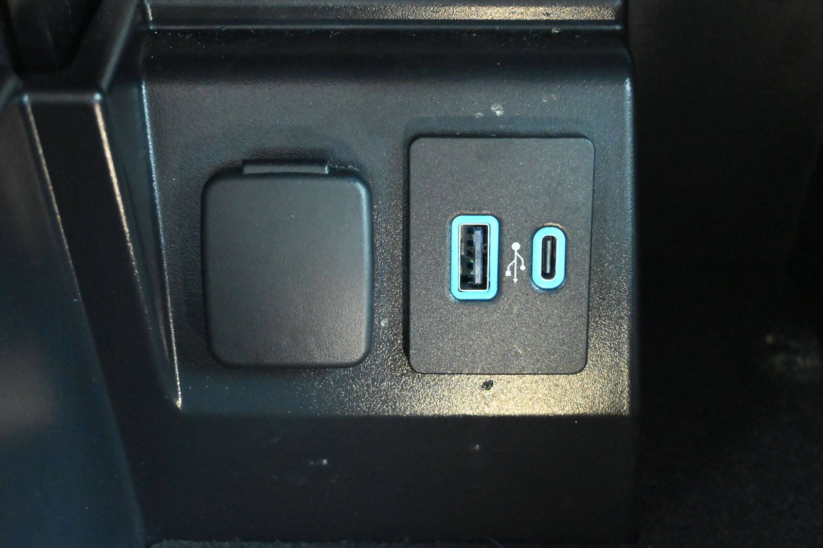 Used 2023 Ford Explorer XLT w/ Equipment Group 202A AWD/4WD image 18