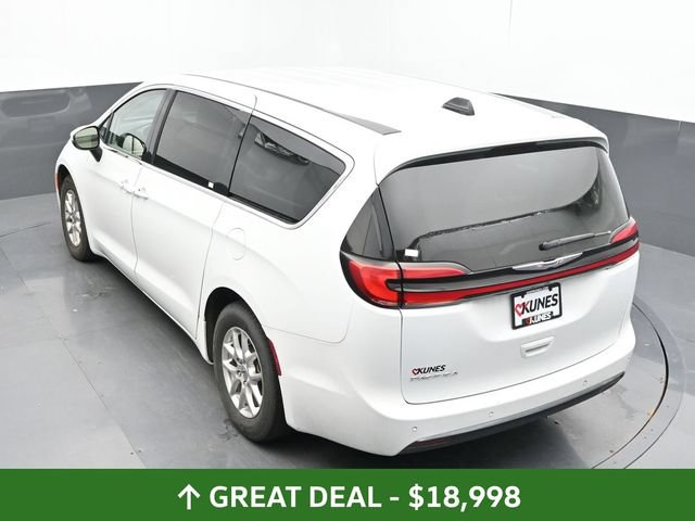 Used 2023 Chrysler Pacifica Touring-L FWD image 27