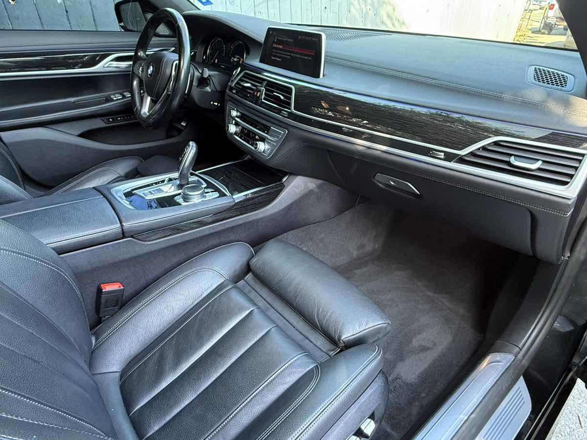Used 2019 BMW 740i image 12