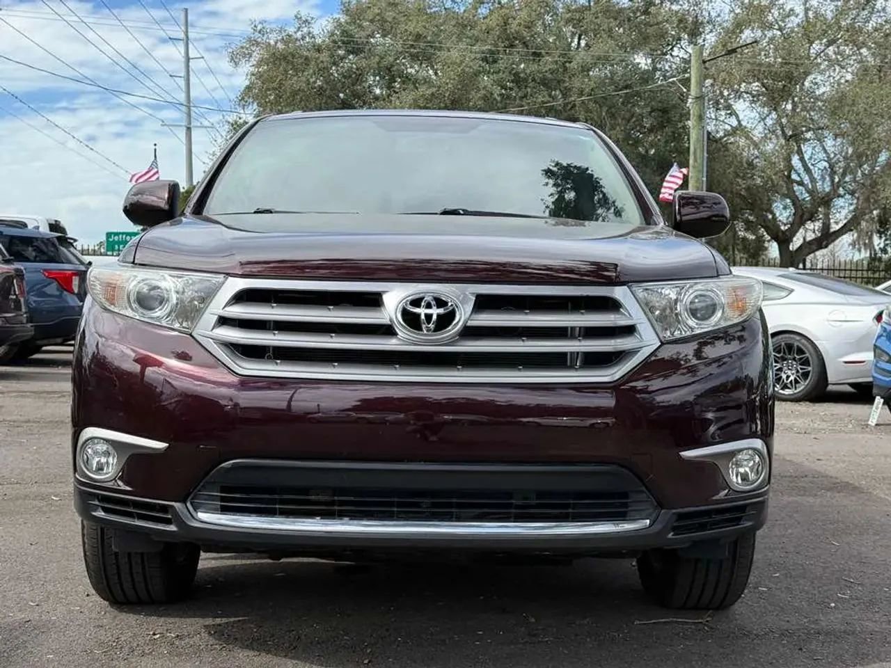 Used 2012 Toyota Highlander SE w/ Tow Pkg image 2