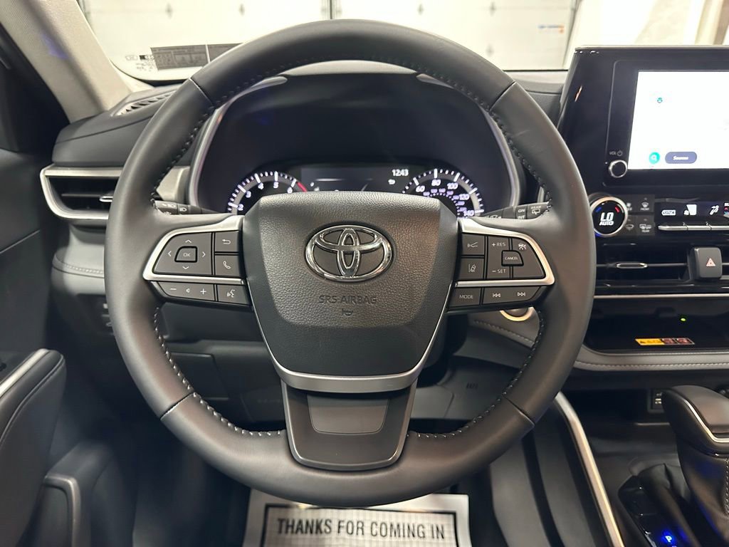 Used 2025 Toyota Highlander XLE AWD/4WD image 18