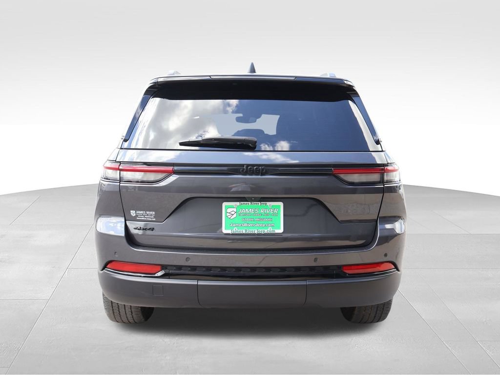 Used 2023 Jeep Grand Cherokee Altitude AWD/4WD image 4