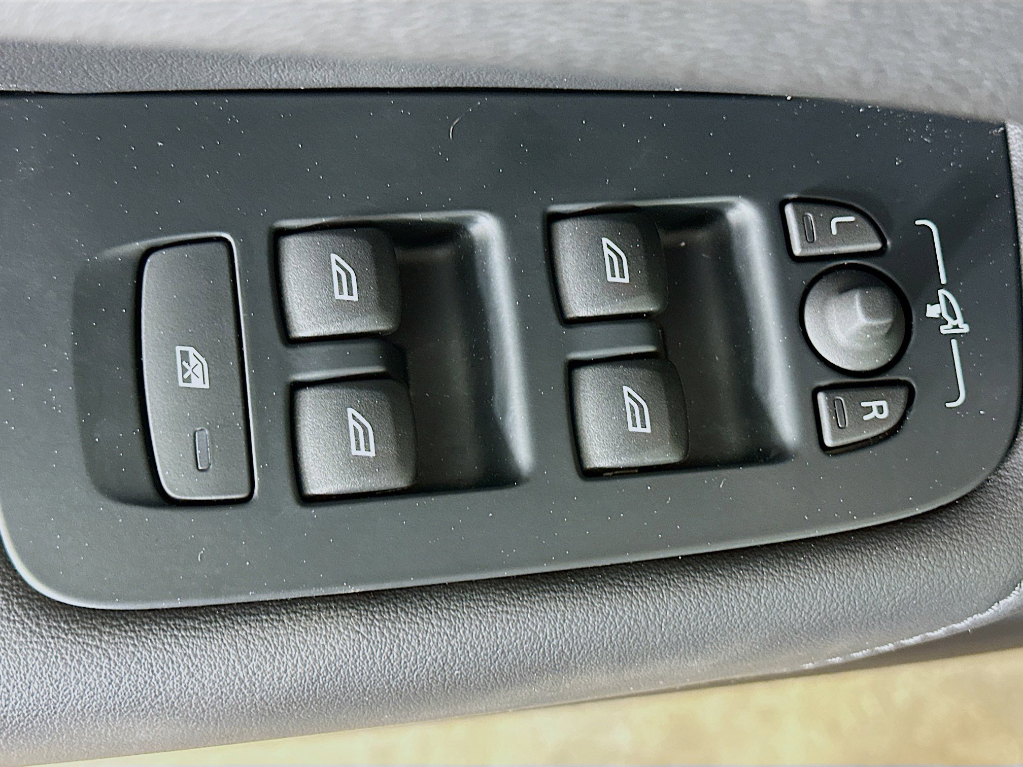 Used 2024 Volvo XC60 B5 Core image 15