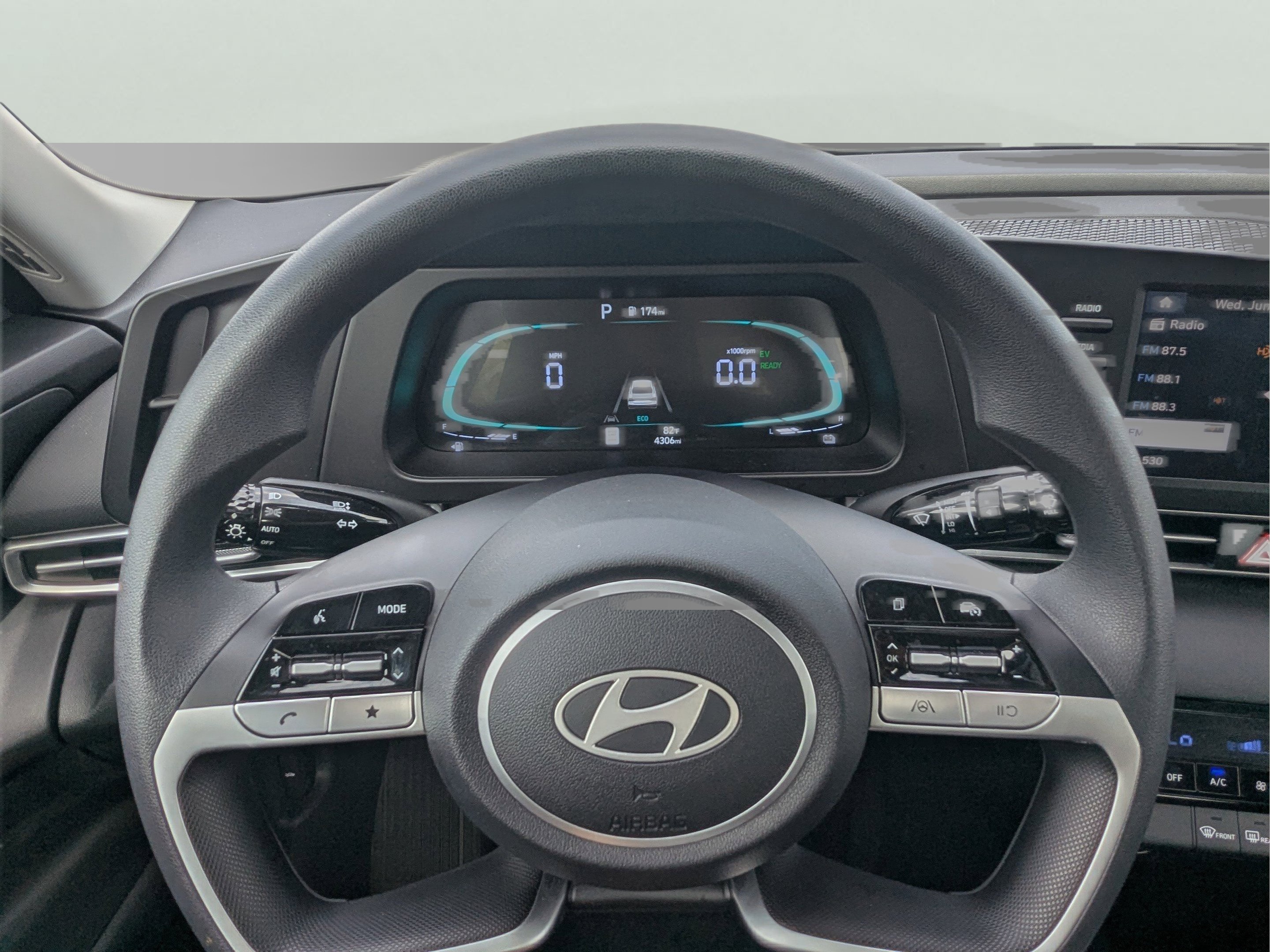 Used 2025 Hyundai Elantra Hybrid FWD image 24