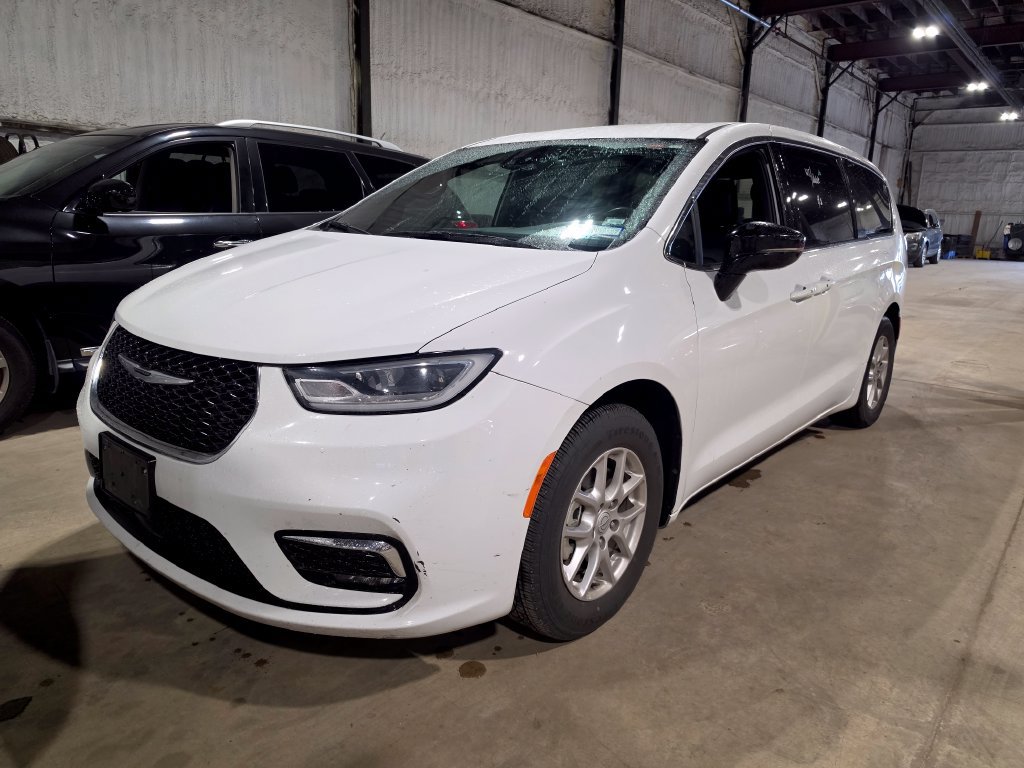 Used 2025 Chrysler Pacifica Select